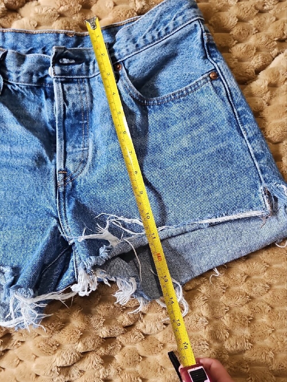 Levi's 501s MID BLUE CUTOFFS - Picture 5 of 6